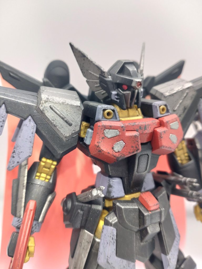 頭部センサは選択式ですが、どちらも捨てがたかったので、片目を丸、もう片方を線状にしました。