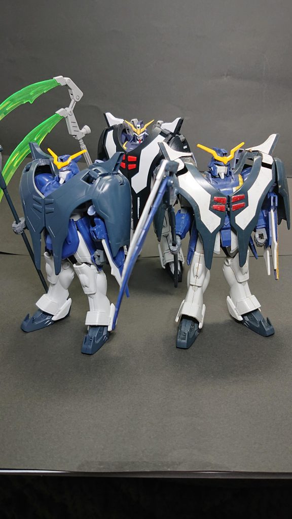 当時品と保管用の旧キットがちょうど手元にあったので並べて撮影。当時品だとフェイス部分が大きいせいか、ちんちくりんに見えますね。当時はそれでもカッコよいキットだと思ってお気に入りの一つでした。HGAWのデスサイズは結局お迎えできてませんが、ＴＶ版ヘルを確保できたので満足です。24年もスキルアップ目指して投稿してまいります。どうぞよろしくお願いします。