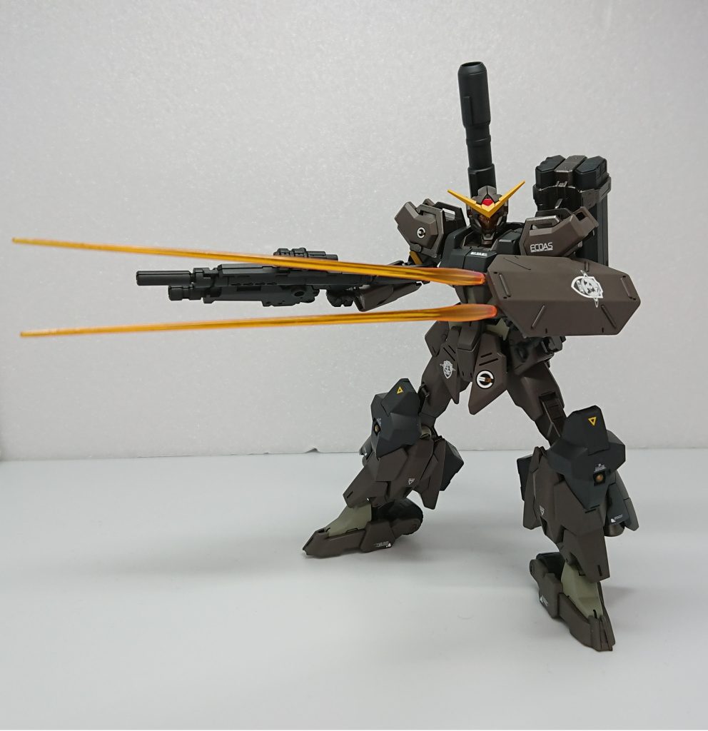 ショートシールド+シールド内蔵ビームサーベル裏面にサーベルユニットが装備されている以外は特に変わったこともないシールド。メイレスビャクチの盾の裏に百式のサーベルラックを張り付けて作ってます。