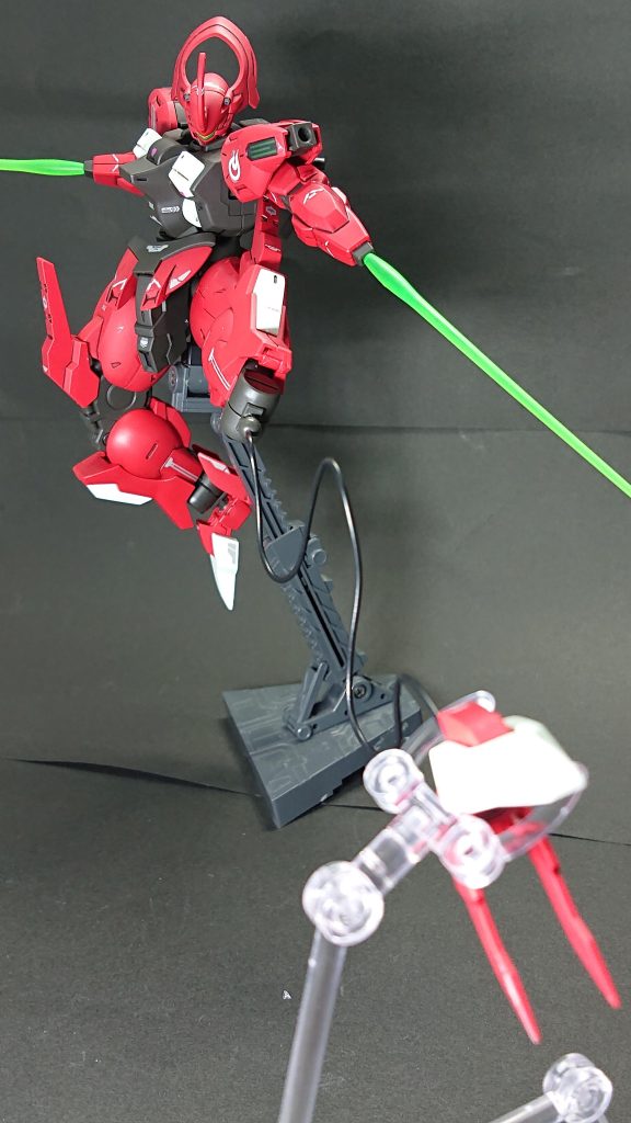 キットに付属のサーベル刃は紫ですが、劇中に合わせ、緑のサーベル刃にしました。シャクルクロウの射出シーン風の写真を目指しましたが、構図とか難しいですね。