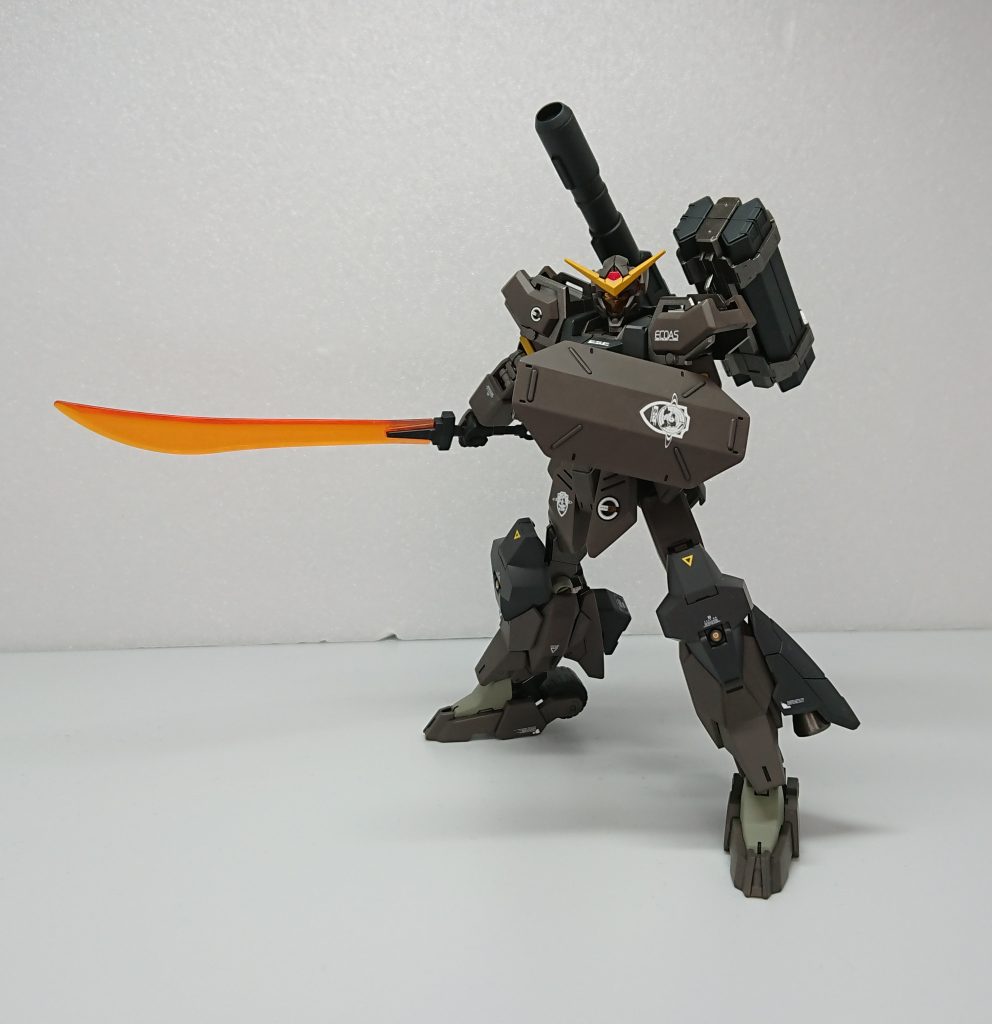 ビームソード左側サイドアーマーにマウントされているビームソード、グフのヒート剣が使用されているが刀身はビームに変更されている。