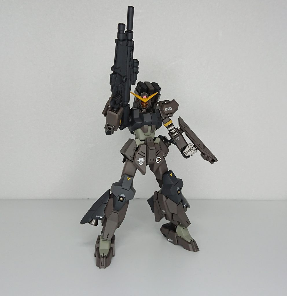 分かりにくいですがバイザー内のツインアイは赤で塗装してます。