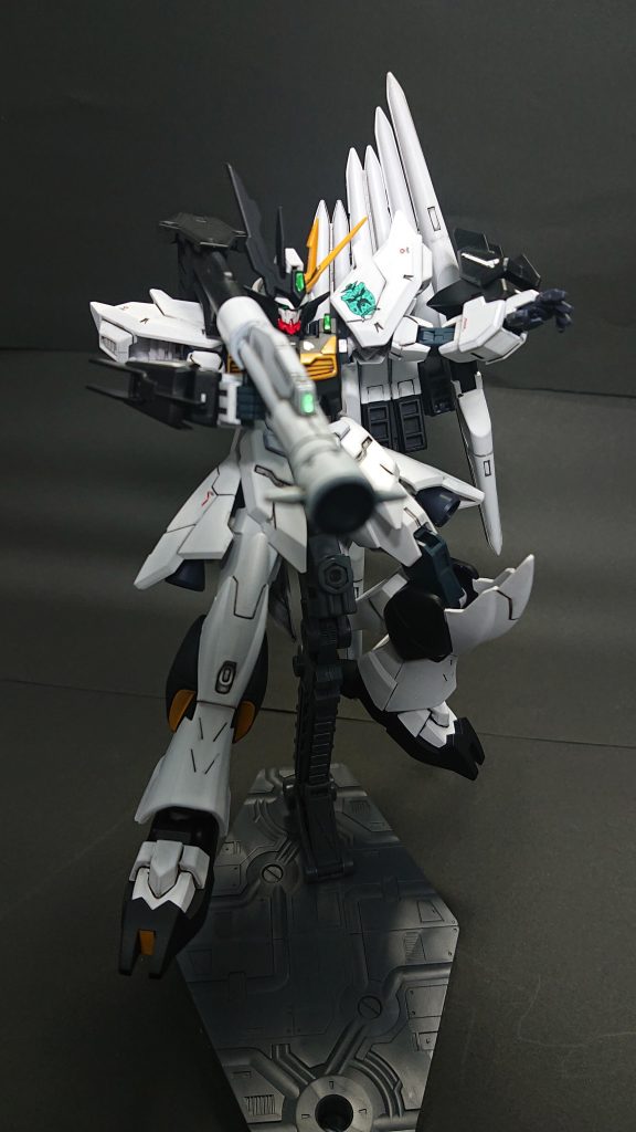 使用したキットはほかにサタニクスアーマーとジャンクのパーツです。よりνガンダムらしくなるように、フェイスはヒトツメではなく、ツインアイにしました。またちょっとだけパンクなバズーカの「イミテイトνバズーカ」を用意しています。