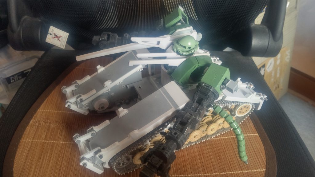 作り始めたのは2021年夏でした。少しずつ拡大していきましたが、主砲を作りかけの状態で、部屋の片付けをした際にどこにしまったのか忘れる失態を犯します。最近発見できたんですが、忘れた時にやる気をなくして、2年ほど押し入れに名の通りお蔵入りしてました。それから去年の夏を過ぎた頃に、主砲がまだあ衣装ケースの中で眠っていることに気付かないまま、改めて主砲を作り直して、工作を再開。途中で携帯電話が突然壊れて、製作の写真はその他諸々、おおよそ2年分を失う不幸にあいます。なので、ここからは再開してしばらくたった11月頃からの写真になります。この時点で車体はほぼ終わっていたと思います。副砲はまだ頭にありませんでした(´д`|||)。