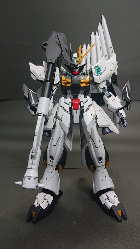 ガンダムビルドダイバーズRe:RISEに登場する敵側のガンプラ 「フェイクνガンダム」をベースに味方陣営にて再改造を行ったガンプラ というイメージで作成しました。そのため中のコアユニットはアルスコアではなく、コアガンダムⅡ G-3で、肩にはビルドダイバーズのエンブレムシールを貼り付けてます。プラネッツシステムとは別系統とするためドッキング構造は除外しています。