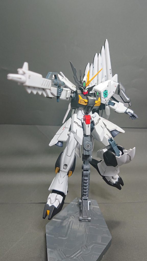 「フェイク」という偽物のデータから、「イミテイト」という模倣したデータへみたいな設定を考えてみました。カラーリング変更と顔の改造でヒロイックな感じが出て良かったです。