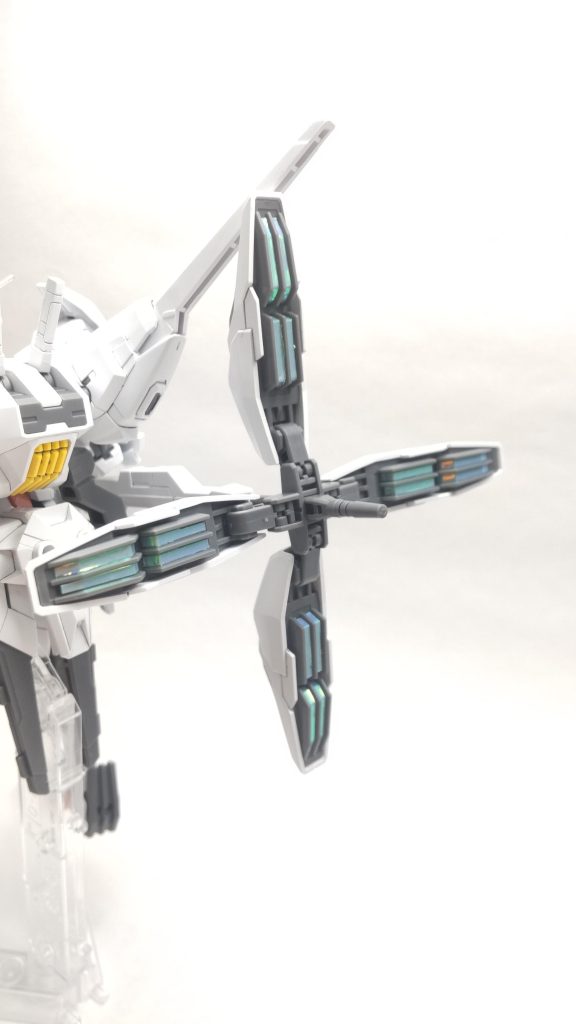 ライフル後端のバーニア?部分は百均の装飾テープでキラキラ感増してみました(*^^*)写真だと伝わりづらいですね笑分かりにくいかもですが、ここの部分だけでなく、頭部センサーやライフル、ガンビット、腕のセンサーもこんな感じでキラキラさせてみました以上です。前回のエアリアル改修型から1ヶ月くらい経っちゃいました笑もう少し早く作りたかったですがなんだかんだ忙しかったからなぁ、、、