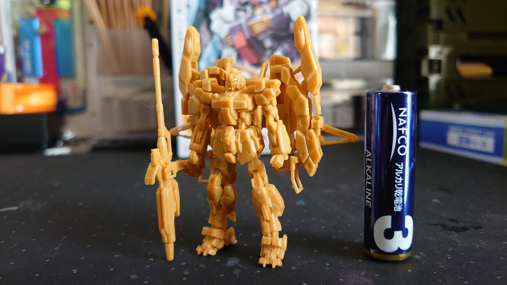 塗装前に乾電池と記念撮影よくパーツを失くさなかったと思っています(笑)