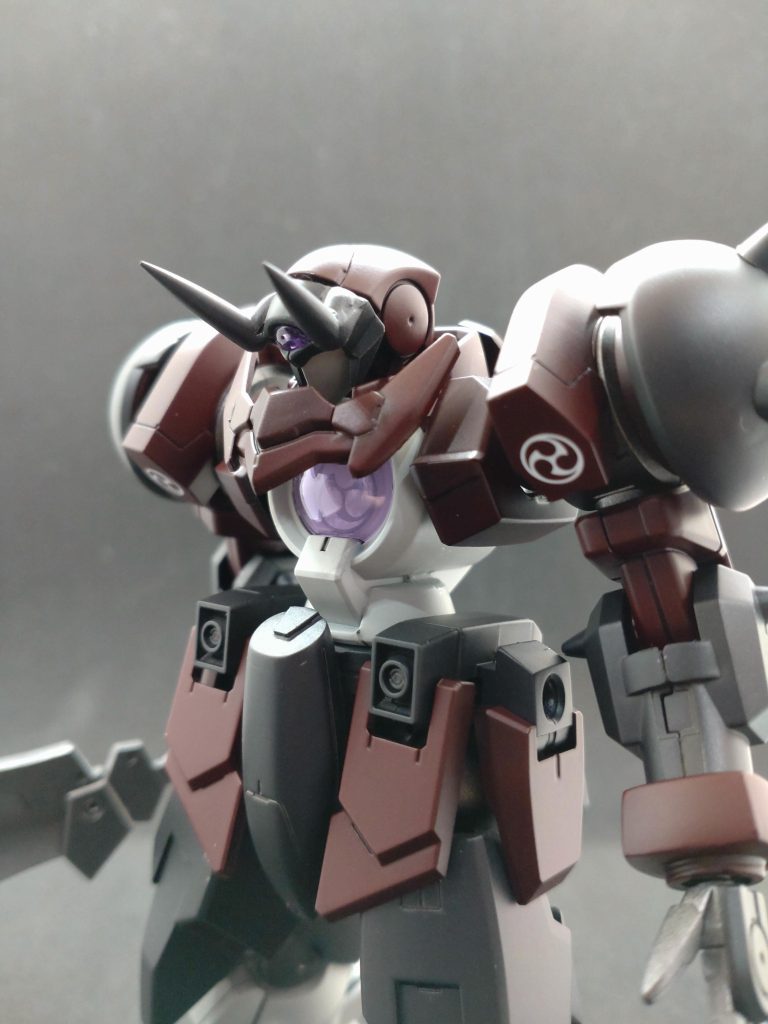 オーガというより武士のようなイメージがあったので、顔はパテでフェイスマスクを作成し、”オーガ”なのでランナーを削って角を作成。個人的に肩の形状に違和感を感じたので、パテで埋めて突起物をカットしてスパイクを装着。