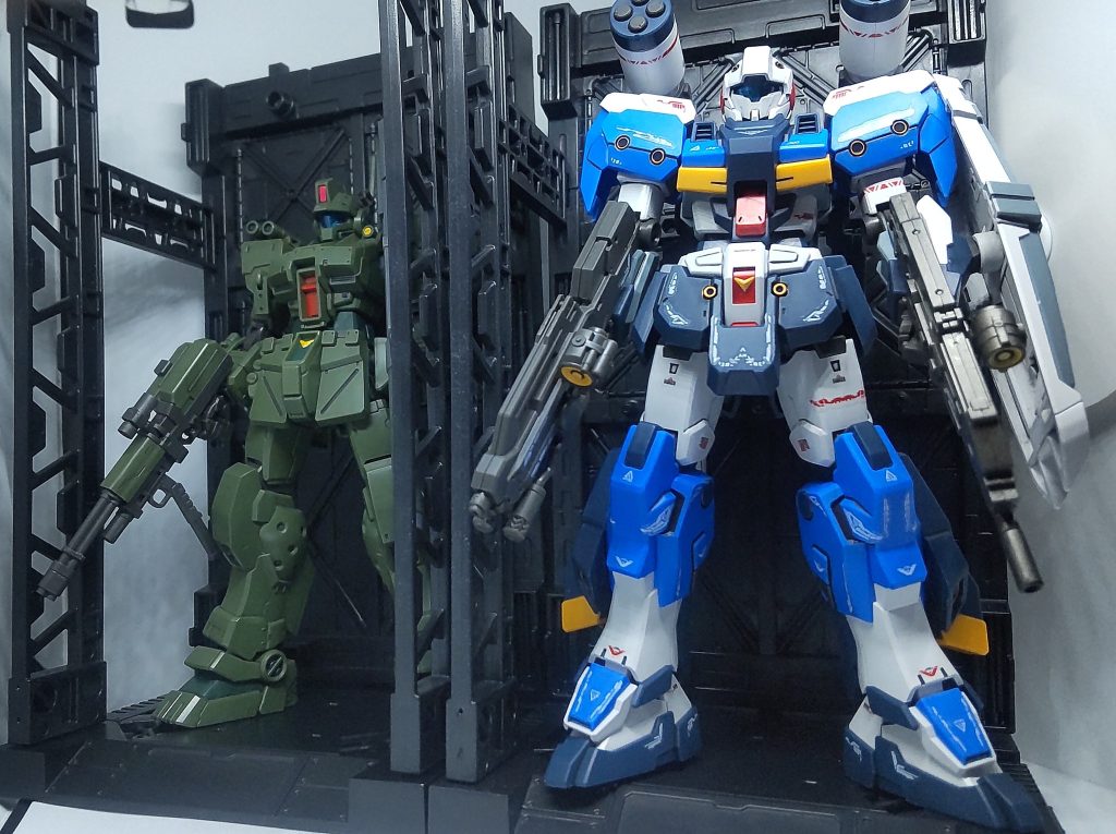 最後は奇跡のキット化繋がりでジムスパルタンと、今見てもこの2機が並んで飾れるのは凄すぎる…キット化の際に換装システムがどうなるか四六時中妄想してましたが、まさかの完全再現に感激の涙、これにはBANDAI SPIRITSに感激っ…！圧倒的感謝っ…！（当人ジーラインキット化を10年以上待ち続けていたジーライン最推しファン故に興奮しっぱなしなのも仕方なし以上、ジーラインスタンダードアーマーでした。