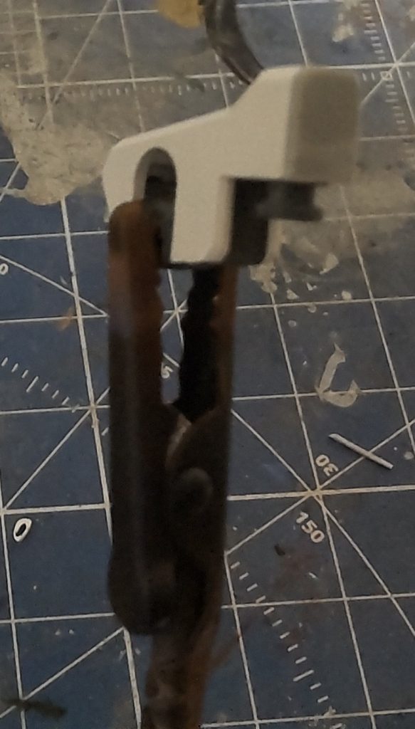 0.5mmプラ板張りつけて、もう一方はヤスって、キズはパテで埋めこれまたヤスって、なんやかんやして…