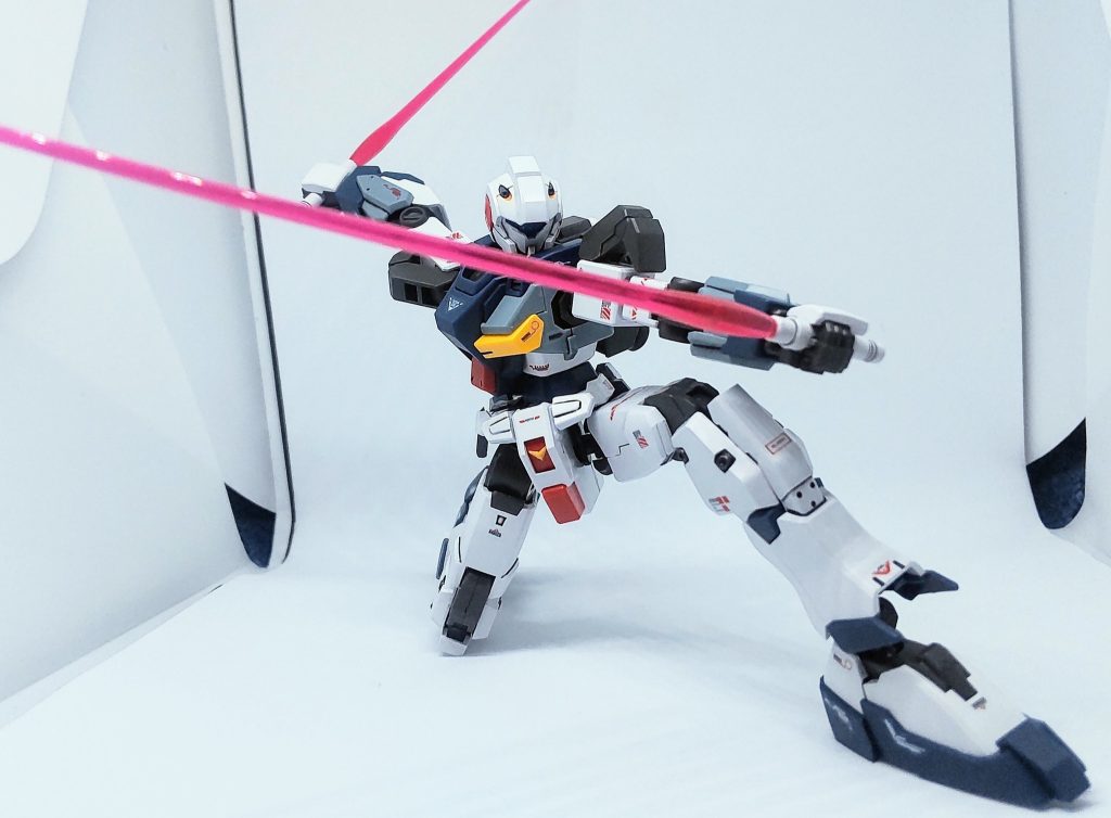 装備抜きのナラティブガンダムの如き痩せっぽちさなのもあって可動は優秀な方だと思います。何ならこの姿でも格好いいのなんの……