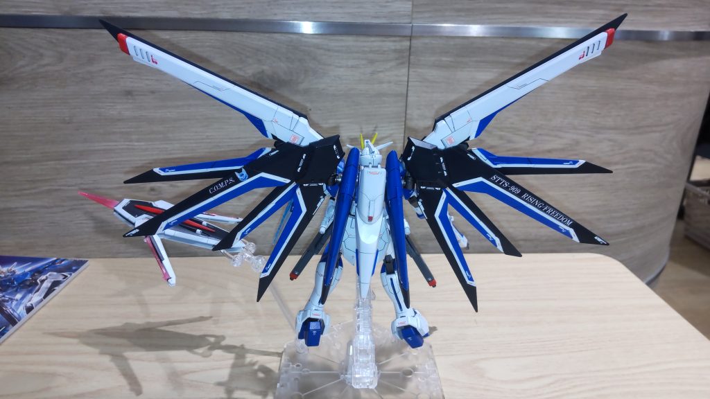 背面 ウイングの白ラインは塗り分けめちゃくちゃめんどくさかったです。以下自作のシール。家庭用プリンター&普通の写真用シール用紙なんで出来はあまり良くないですが性能的にこれが限界💦あれだけシール用紙大きかったなら、空いてるスペースにエンブレムシール付けて欲しかったです💦