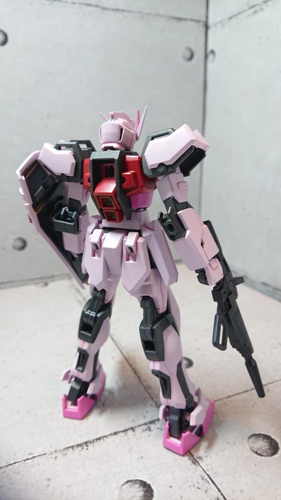 背中が寂しいですね。EGのストライカーパックの発売が待ち遠しいです。