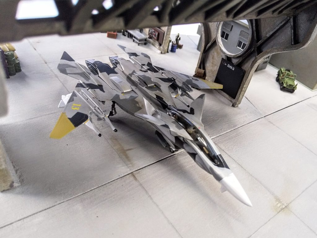 メイヴ雪風 を AceCombat04のYellow13 カラーにしました。HGスケールでガンダム世界に置けそうな架空ヒコーキとなると、雪風とAC架空機シリーズしか無いんですよね…で、AC架空機のキットは現在どれもプレミア価格… なので雪風をチョイス。