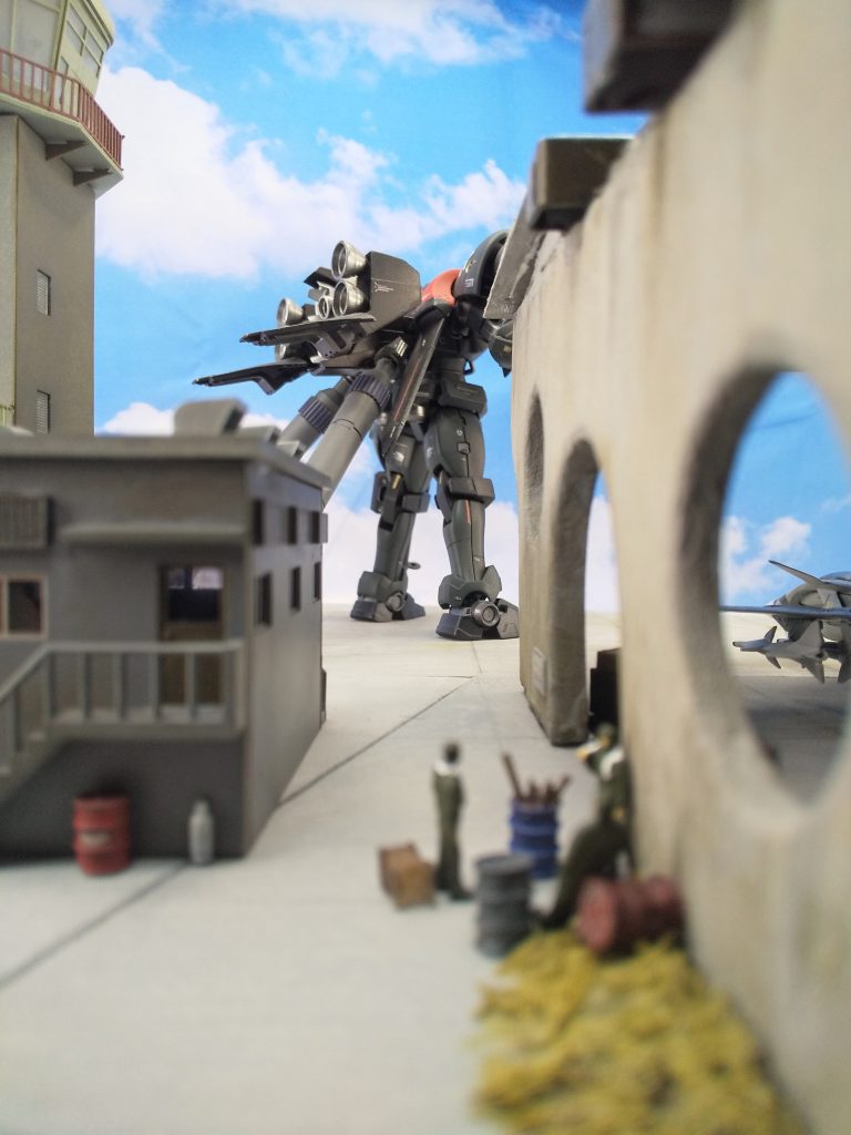 基地ジオラマもまだまだちょいちょいギミック足してます。格納庫横で休憩する整備士達。そして今回作ったのは、左に見えている管制塔。