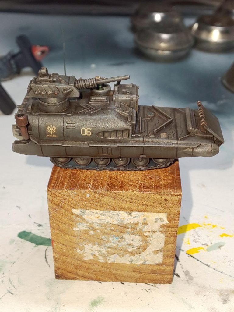 旧ヤマトメカコレのデスラー三段空母を主体にロトのキャタピラなどで作りました。砲塔は700円ヤマトの主砲塔が芯になっています。マーキングはシール使ってます。