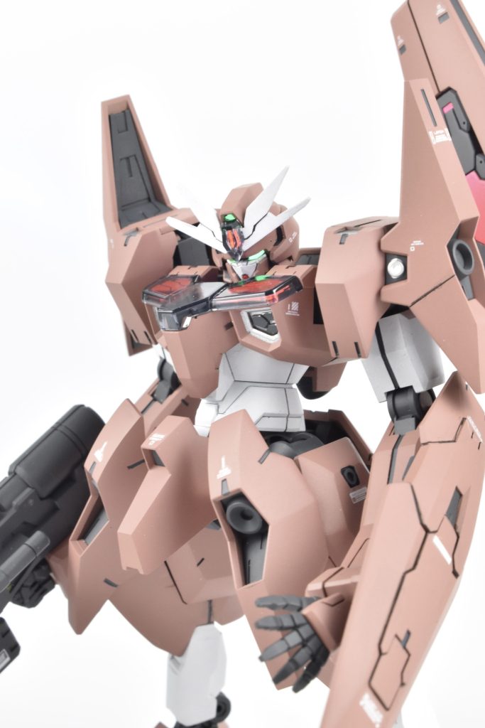 またルブリスソーンの所々にあるディテールをシルバーで色分け塗装をしています!例えば肩部や胸部なんかもシルバーで色分けして本来のディテールを際立たせています。