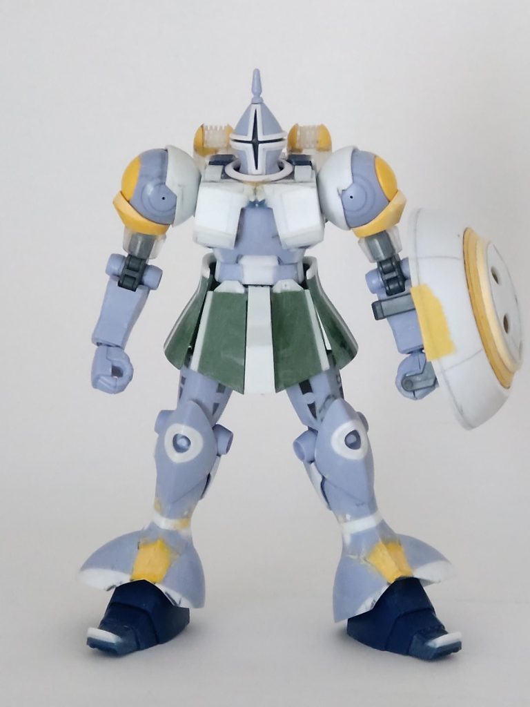 サフ吹き前。キット色から変わっている所が改造した場所です。緑はザクの部品