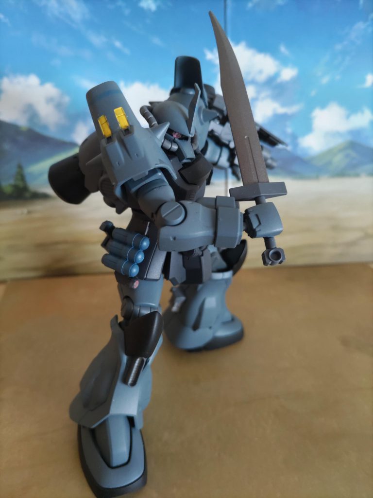 さらに接近した時の為に通常のヒートサーベルも装備。右腰のミサイルは