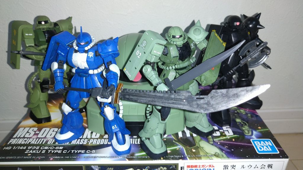 左から、08小隊HG、HGCE新、オリジンHG、HGCE旧。武器は全てシステムウェポンキット。オリジンザクのスパイクシールドは08ザクのJ型用シールドを少し加工しました。