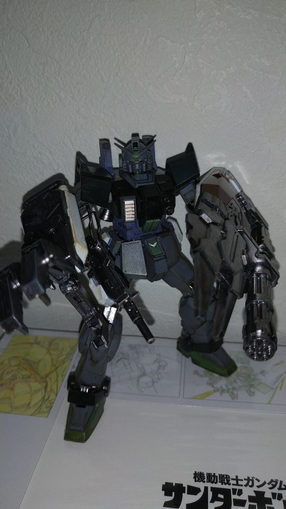 右腕にクローシールド、左腕にガトリングシールドを装備。カラーリングも含め、なるべく凶悪な感じをイメージしました。