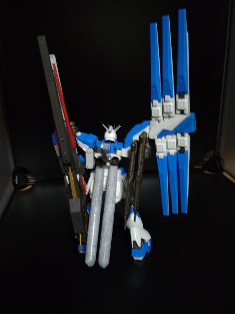 ビームライフルは、フィン・ファンネルの隣に引っかけてます