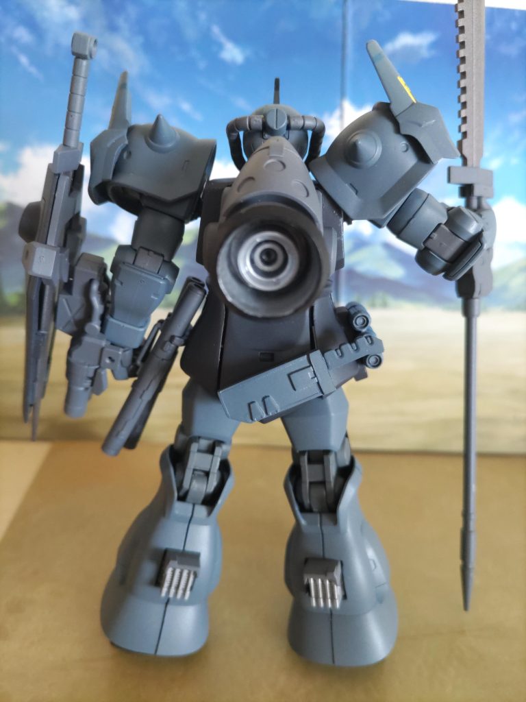 バックパックから腰に繋がる動力パイプは外しています。変わりに機体各所に排熱機構を付けました。大型スラスターは最大稼働で高速巡航することができます!止まった時に各所から排熱としてスチームが噴き出すのを妄想してます。