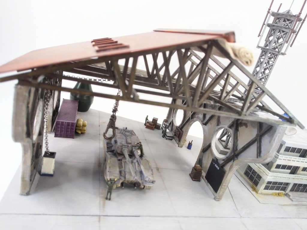 メインの戦車格納庫。屋根のトラスは、2mmプラ角棒で自作壁はDAISOの折り畳み踏み台後ろ半分の天井も同ｱﾙﾃｨﾒｯﾄｺﾝﾃﾅ元々は格納庫ジオラマの第二工区用に作っていたミニ格納庫。差し替えでどっちにも使えるように接着固定はせず、トラス屋根の部分も取り外し可能。