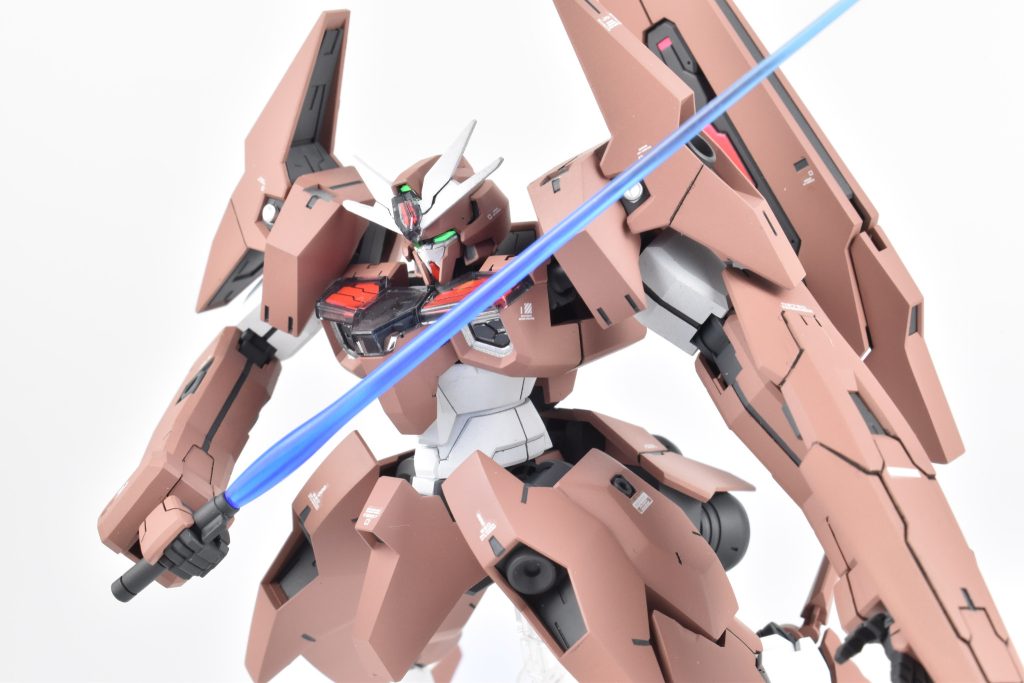 ビームサーベルを持たせたルブリスソーン。本来であれば手首にあるビームサーベルを取り付け可能な展開するパーツがありますが、トップコート後、そのまま乾燥したら動かなくなってしまい、可動ギミックが使えなくなってしまいました😓これは反省点として次回に活かしていきたいですね✍️