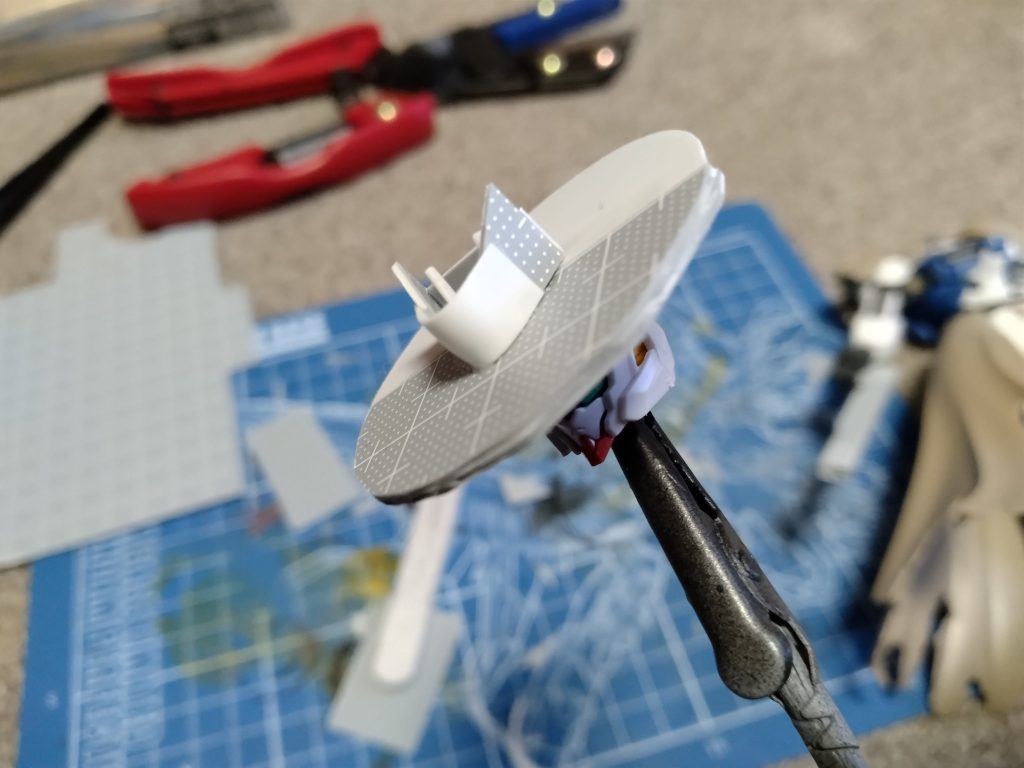 無改造で頭部に差し替えできるようにするため正確に制作。斜めになるように調整