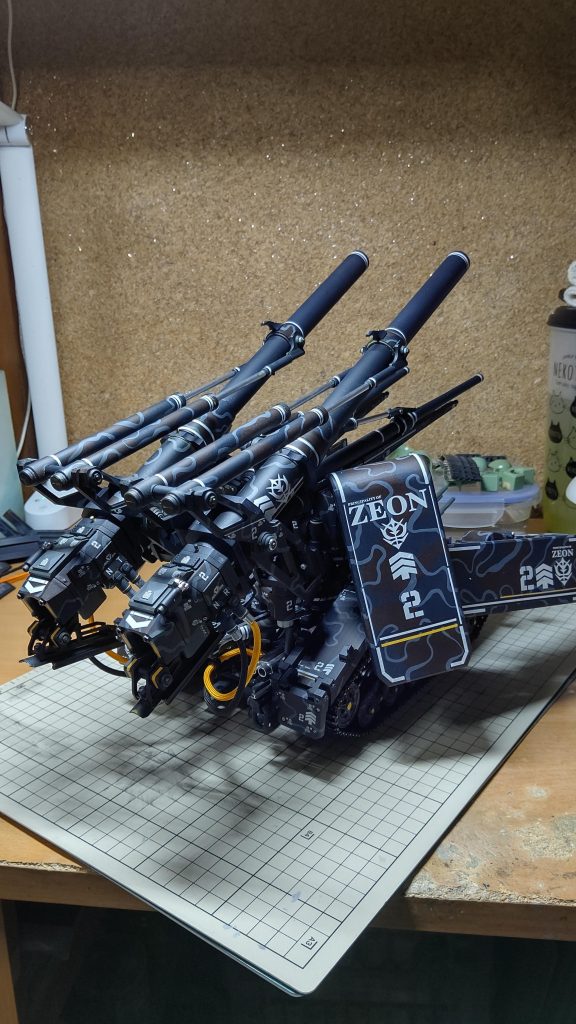 後ろ斜めからです。主砲は自動装填装置まで作れなかったので、旧ザクさんに装填手として頑張ってもらいます。今、左右1機ずつ、左右対称で作ってます(^_^)。