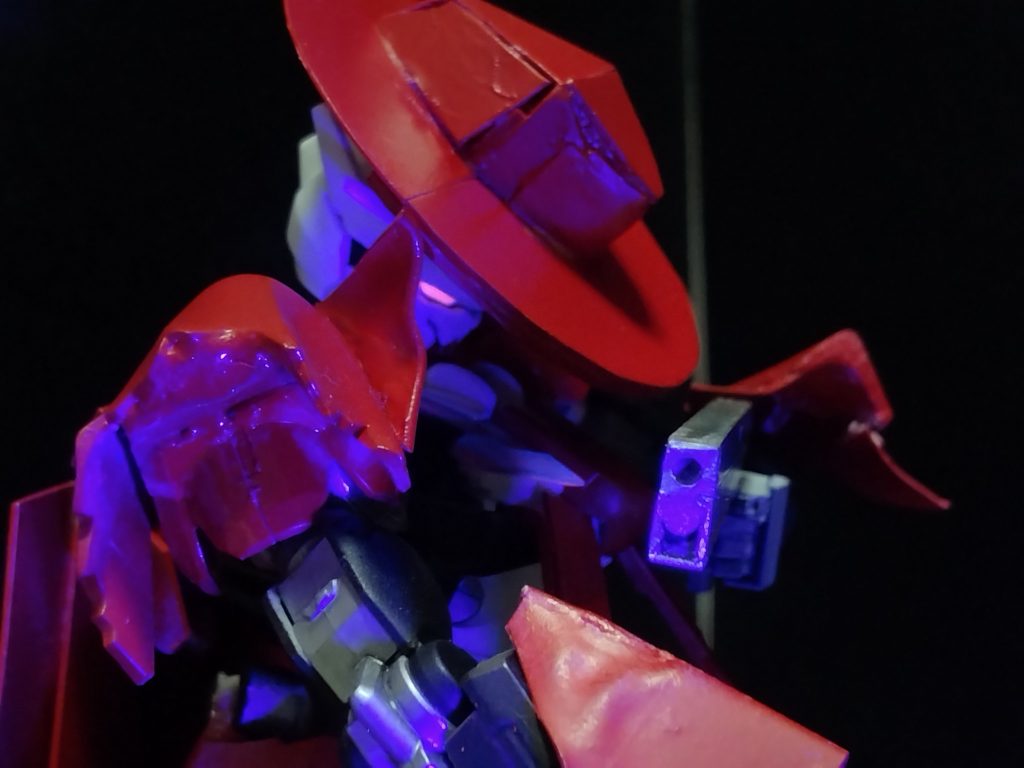 ブラックライト、黒背景、少しテカる赤、最高ではないか