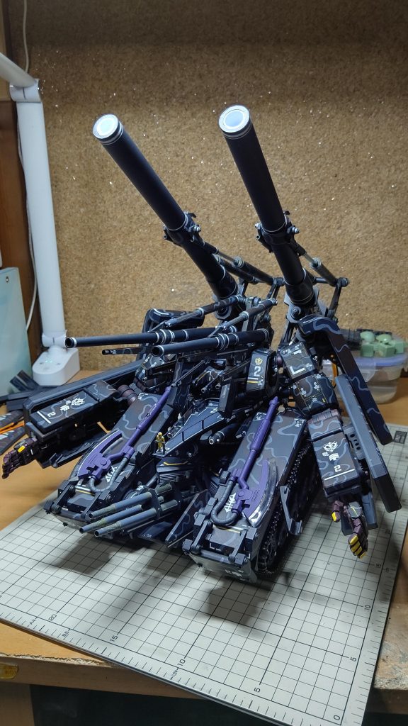 主砲、副砲、共に85度くらいまで可動します。履帯も、1/35レーヴェの金属製履帯で可動式です。走行装置部分は、ガンタンクみたいに八の字に開きます。後ろの履帯ガードの装甲もフラットになって、射撃体制をとることができます。ただ、今回は駐鋤が間に合わなかったので、コンテストが終わったら後付けしてみようかと思います(^_^)。