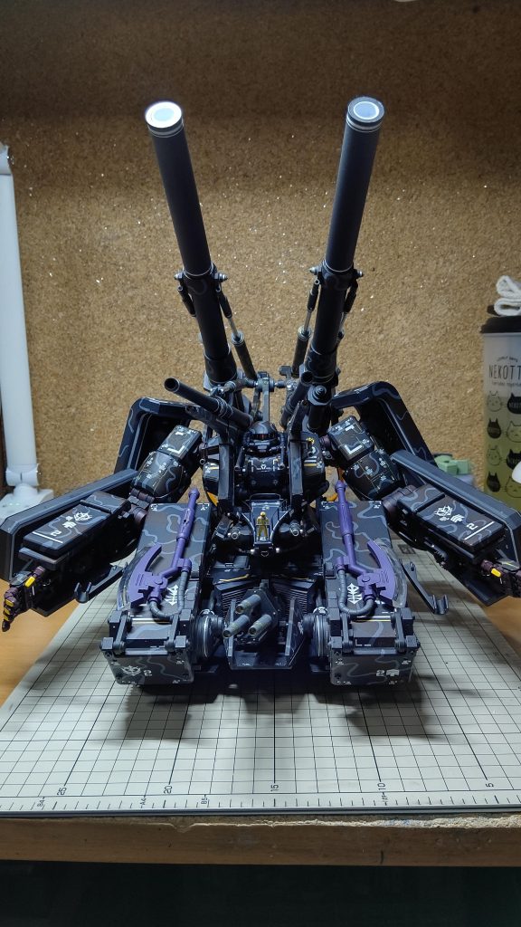 正面になります。パイロットがデッキ先端でタイタニックしてます(。・ω・)ゞ。