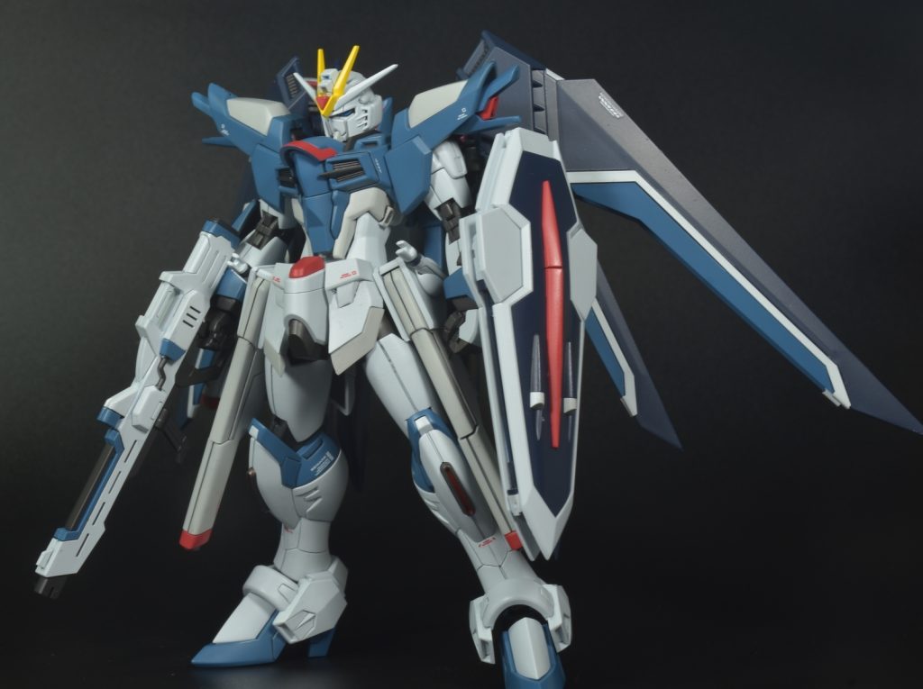 改修個所は腹部、フロントアーマー、太腿をそれぞれ2mm延長。肩を一部大型化したのとキービジュアルだと肩のスラスターが下がっていたので切り欠いて下せるように。