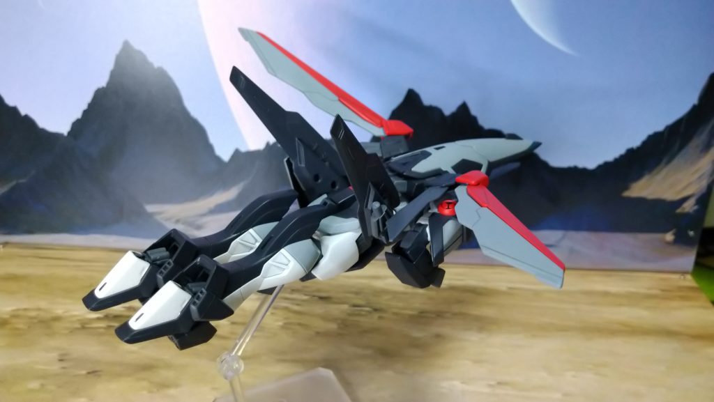 飛行形態にも変形可能。腰についてるバインダーガンはライフル、ソード、ウイングとして使えて何気に多機能。可変時に補助翼に見立てるアイデアを思いついた時は自画自賛しました。