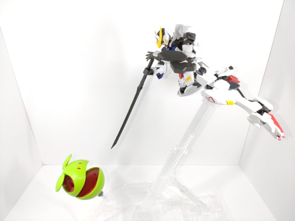 わが家では、ハロとバルバトスが仲良くけんかしてます。　ハロが増殖しそうです、、