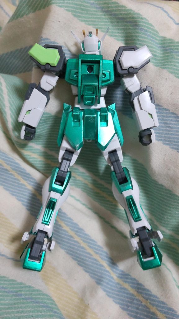 ここからは製作の裏話。背面はこのようになっています。(バーニア内部の塗装は個人的な技術限界により泣く泣く省略いたしました…。)