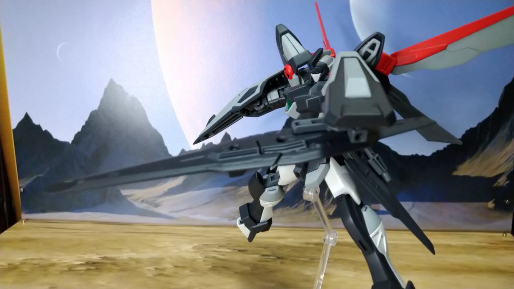 優れた機動性と遠距離射撃が得意な所が長所。水星に出てくるファラクトみたいな機体です。「自分がガンプラバトルをするならこう作るね！」というコンセプトを元に作りました。実戦でもガンプラバトルでも、機体の性能はとても大事です。ですが、それと同時に整備性というのはもっと大事だと思います。ガンプラバトルにおいて、どんなに高性能な機体を作っても、その機体が修理、手入れが出来なくては意味がありません。そこで、このインシヴィティは自分の好みの戦闘スタイルを実現しつつ、何よりも修理や手入れをしやすいように作りました。基本的にはインパルス（アルク、ランシエでも可）、ウイングガンダム、バインダーガンの3つがあればいくらでも作れるようにしています。細部にこの3つ以外のパーツを使っていますが、代用はいくらでもできるようにしています。