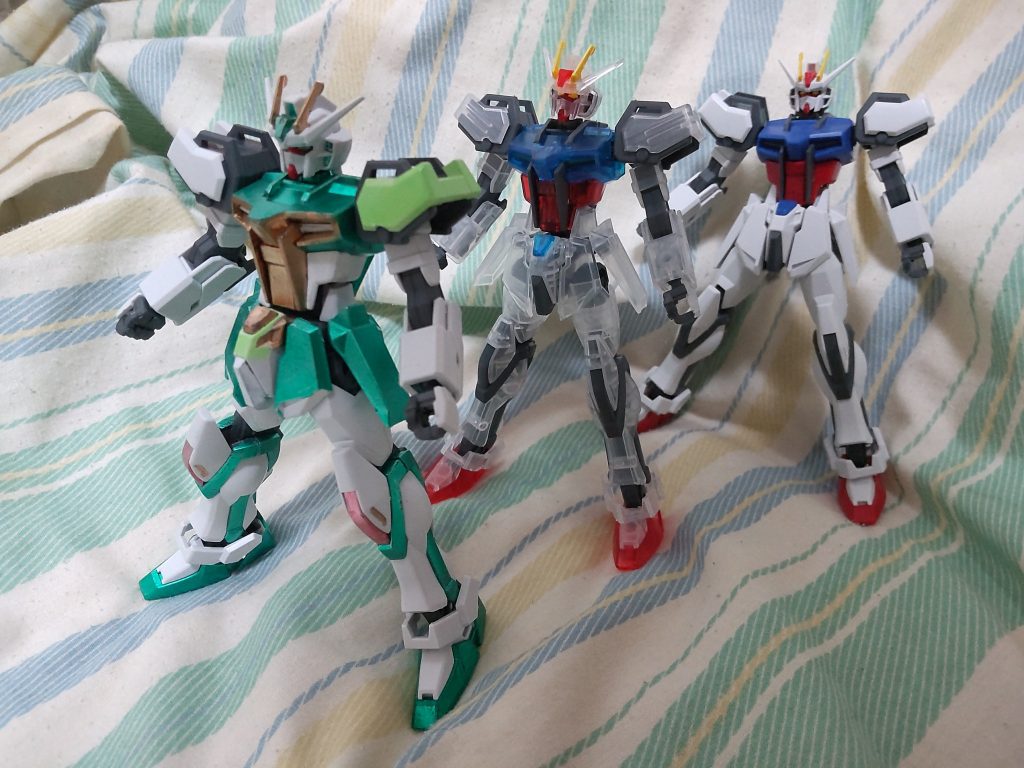 「変身 -フェイズシフト・チェンジ-」敵の攻撃を受け窮地に立つストライクガンダム。フェイズシフト装甲の維持時間が限界に近づいたその時、どこからか現れた小鳥が放ったエメラルド色の輝きに包まれ、ストライクに未知なる力が宿った!