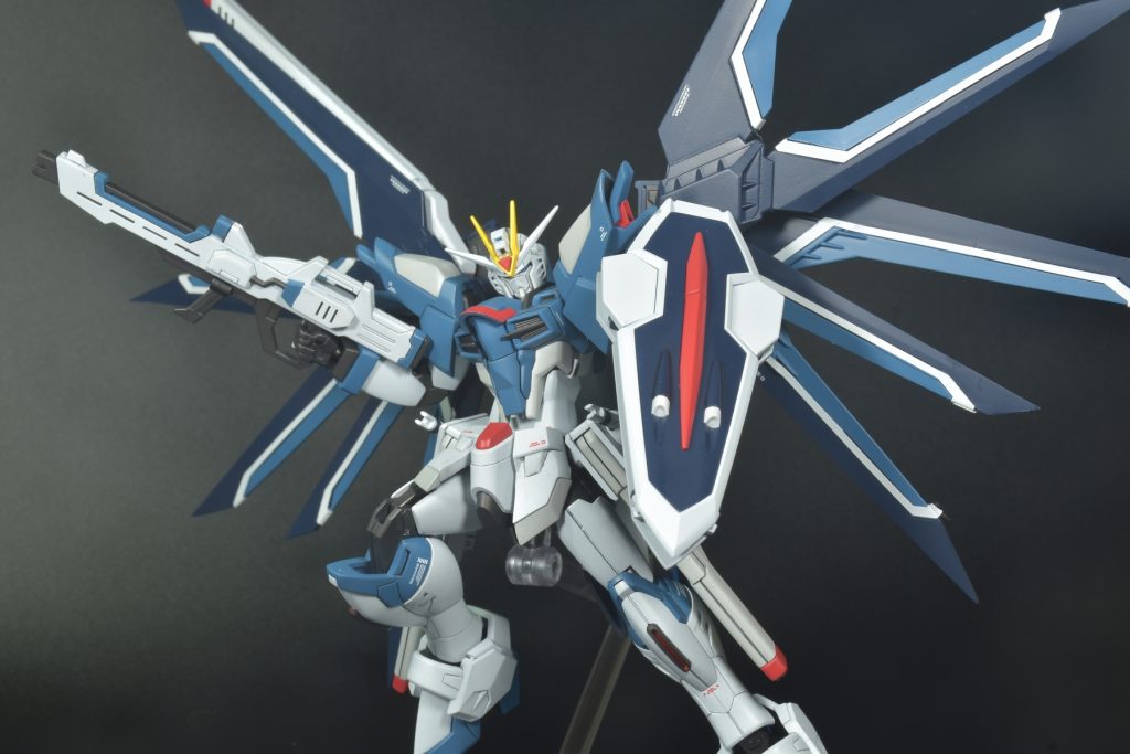 パッケージ絵っぽく。ツインアイやサーベルなどは蛍光塗料で塗装してブラックライトで光るようにしてあります。羽根の白部分はマスキングが面倒だったのでホイルシールを塗装して貼り付けてあります。それでもいろんなところでマスキング失敗してるけど