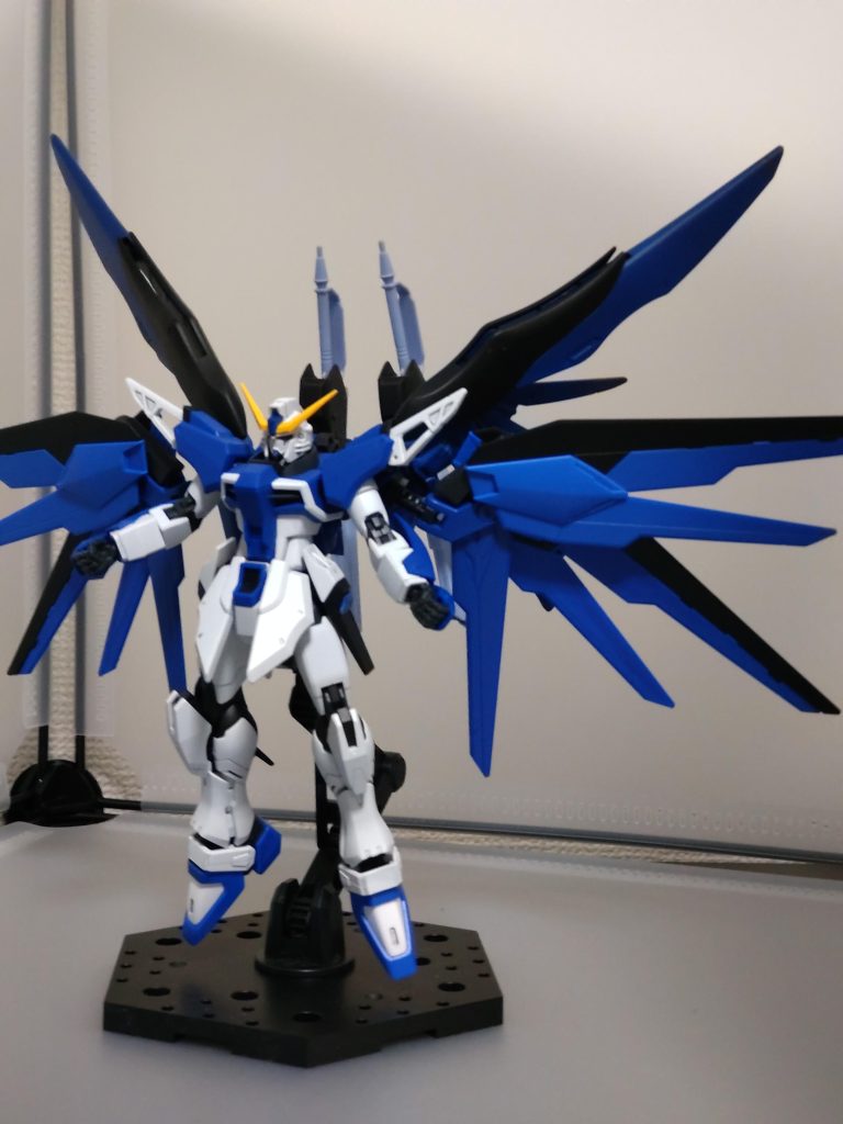 ガンプラの枯渇にびびって再販見つけたら買っておいて良かったです。結構今、イモータルジャスティスをデスティニーカラーにしたり、デスティニーとミキシングしたりしている方々が多くてそれを意識して作るかそれとも一体はちゃんとデスティニーとして作るか迷っております。この貧乏性が積みプラの原因の一番であります……雑談ばかりと勝手に自分の作品のグラビア撮影会みたいになっておりましたが参考などになれば幸いです。長々とご覧になっていただきありがとうございました。追伸マリューさんもう俺より年下か……年齢はっきりと明記されてるキャラの中で俺より年上ロリ○○ァだけやん。