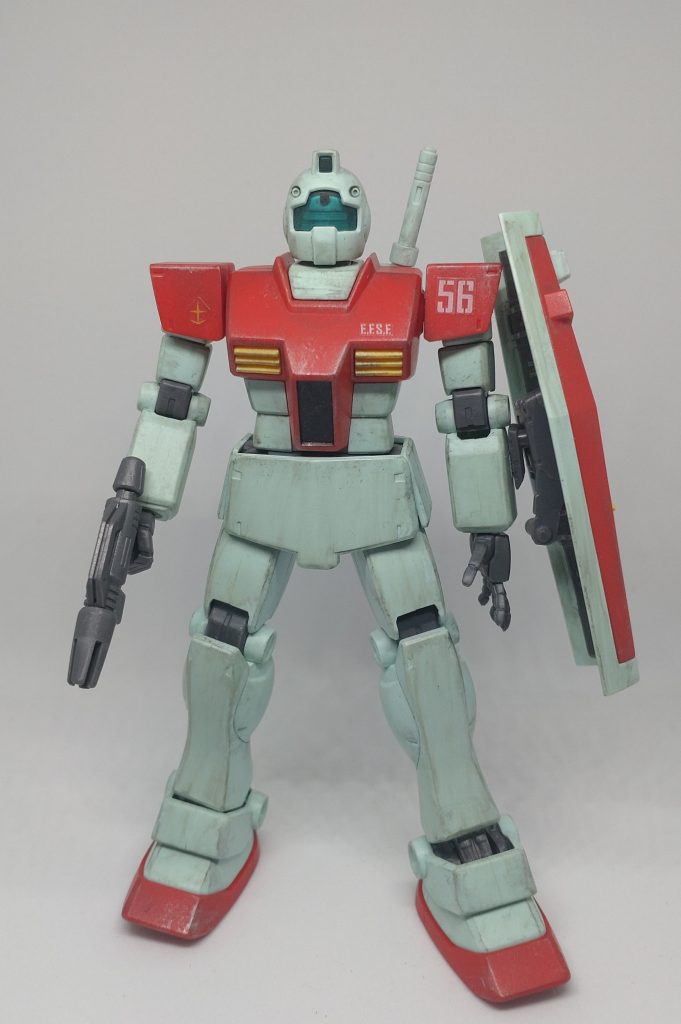 腹部コックピットハッチの黒と、足首とシールド裏のグレーだけ筆塗りで部分塗装してます。後は軽くウェザリングして、つや消し吹いて完成。こうして見ると、意外とスタイルがいい!