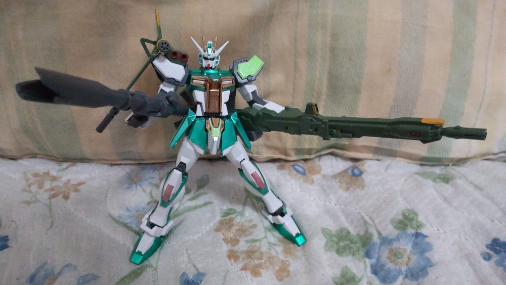 「重装 -ヘヴィーアームズ-」エメラルドストライクにランチャーストライカーとストライクバズーカを装備し、バスターガンダムに引けを取らない高火力型砲撃仕様に!主に対艦攻撃を中心としている。