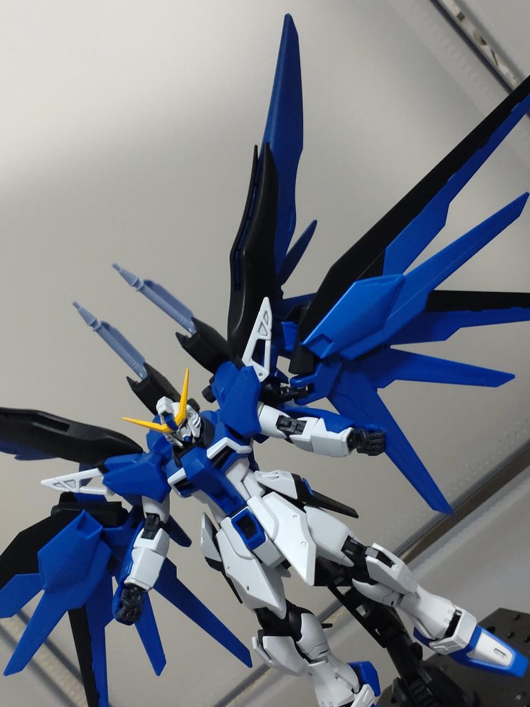 去年最後に投稿したデスティニーです。きっとシン君は今回の映画でデスティニーもらえないんだろうなと思って作ったのですが無事デスティニーもらえて良かったです。見せ場として一番良かったのはやはりシン君の戦いぶり。後半の暴れっぷりも好きですが前半ちゃんと民間人を守ってる描写がとても良かったです。二番目に良かったのはマリューさんですね。前半のボロボロになったところも色っぽく、後半の艦隊戦もかなり好きでした。イザークのセリフもマジでかっこよかったです。アスラン登場してからのテンポの良さがとても素晴らしく、自分は二回観ました。デスティニーを見た後のシン君の表情から始まり、デスティニーがカタパルトに上がってから自分は終始笑顔でした。みんなにしっかりと見せ場があってよかったです。