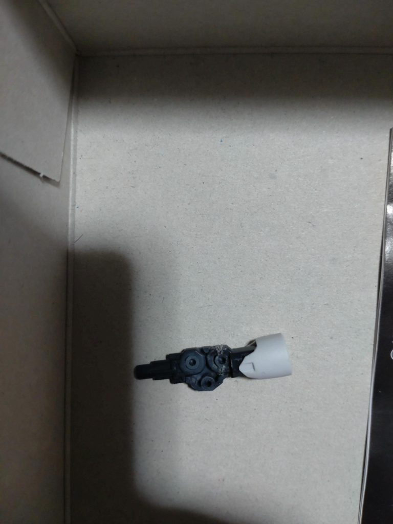 左腕ポッキリいきました。ただデスティニーは未開封ジャンク合わせて四体作れるぐらいパーツはあるので代用して使っております。やはり、外して塗って、付けての繰り返しだともろくなっていけないですね。今年はもっと塗装をうまく出来るようにしたいですね。