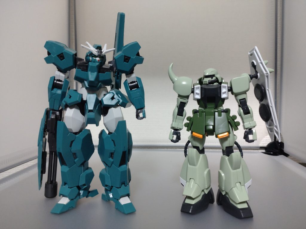 ルブリスウル(素組み)と並べてみた。………君(ザク)、小さくね?ザ 「………チラッ」ル 「……自分、ガンダムシリーズの中で一番新しめのキットなんで」