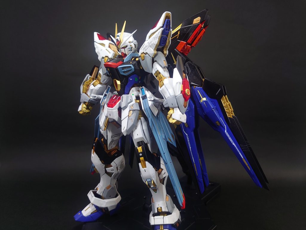 メッキパーツ以外全塗装しています。ただ、肩と膝部のメッキパーツにパーティングラインが入っているのでそのパーツだけ、ヤスリがけと塗装を行っています。工作はその程度で、その他はストレートに組んでいます。このマッシブなスタイルと入りまくったディティールがたまらんですな