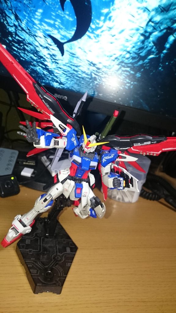 掌からもビーム兵器があるんですよね。RGにはエフェクトが付いていなくて残念ですが・・・。